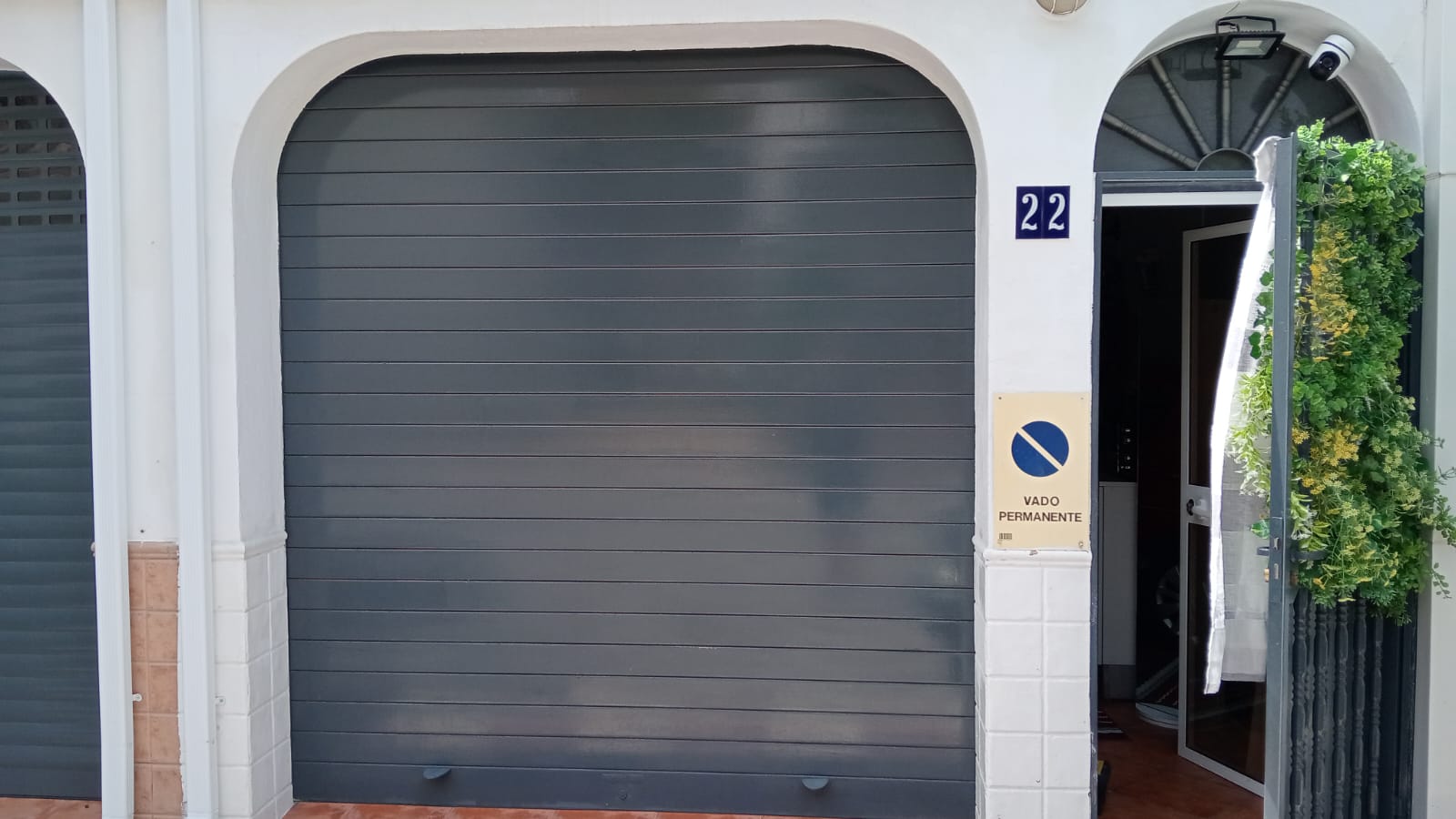 Puerta de garaje seccional en Javea