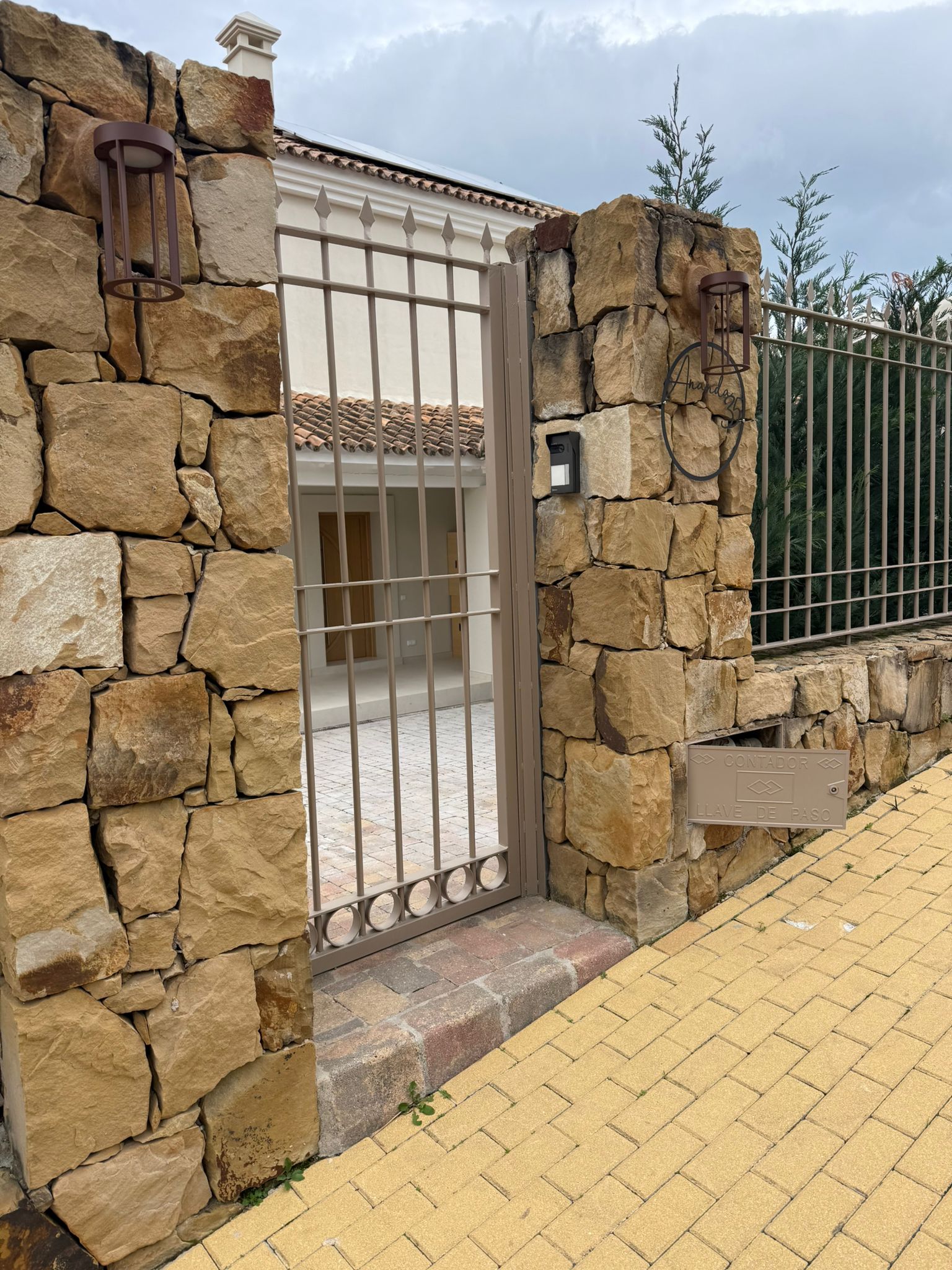 Puerta exterior en La Nucia